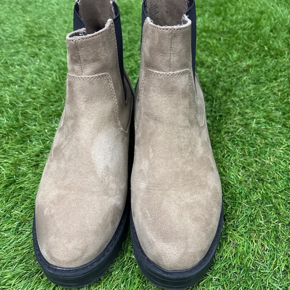 Universal Thread Chelsea Lug Sole Boots Women 8.5 Taupe‎ Good